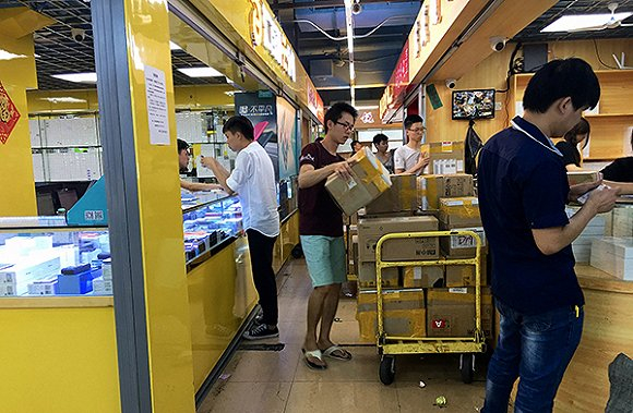 （华强北某手机城内，图源：澎湃新闻）