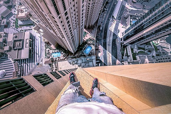 冷俊在东南亚某城市地标大厦的楼顶