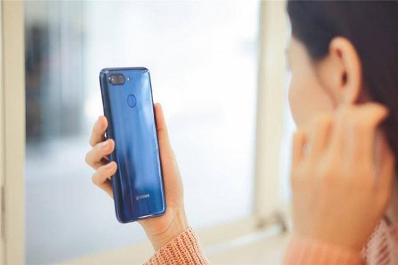 　（采用联发科处理器的金立 S11）