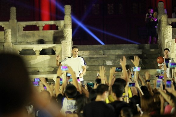 代言人史蒂芬·库里。图片来源：视觉中国