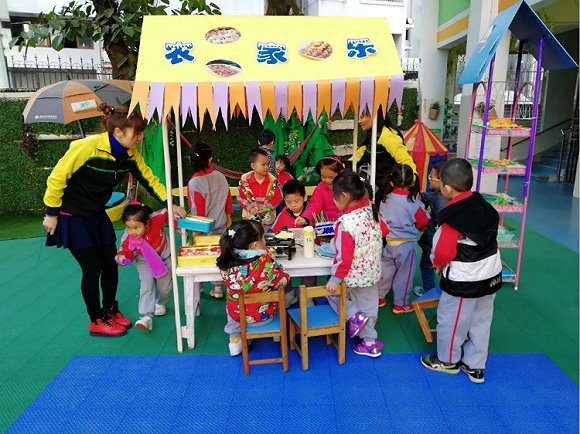 户外课，孩子们模拟烧烤摊场景。