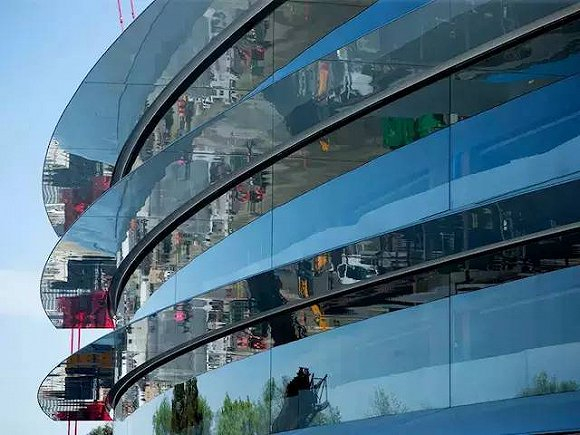 像“帽沿”一样的玻璃，图自苹果