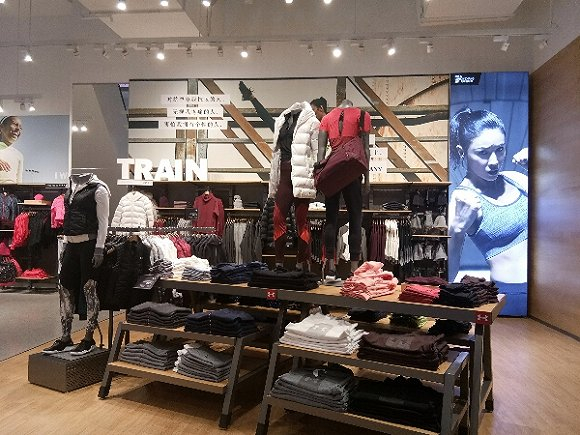 店面的张蓝心代言海报