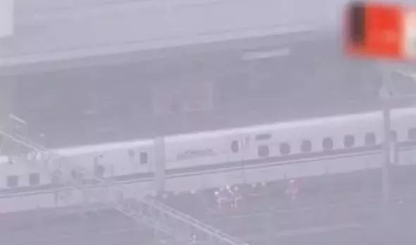 ▲工作人员检查事故列车。