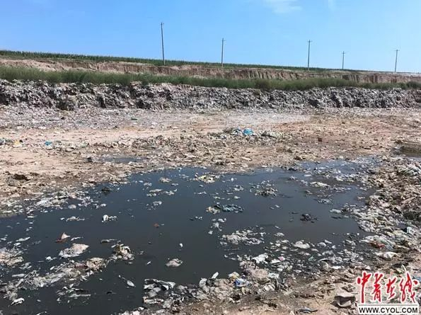 &nbsp;2017年8月21日，中央第一环境保护督察组对吉林省松原市宁江区民主村附近大量生活垃圾简易堆存情况进行现场检查。该垃圾场占地8万多平方米，产生大量垃圾渗滤液，严重污染周边环境。（资料图片）