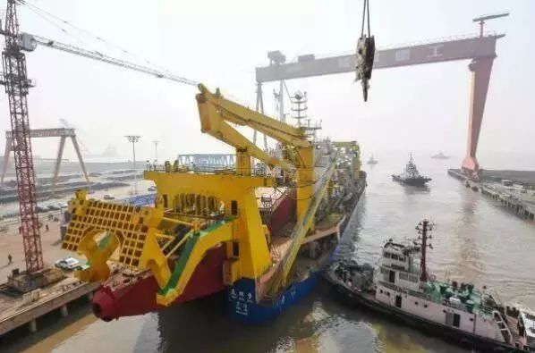 　　▲11月3日，在位于江苏启东的上海振华重工造船厂，工作人员为“天鲲号”下水进行最后的准备。（新华社）