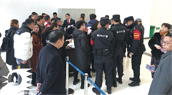 市民排队领旁听证。