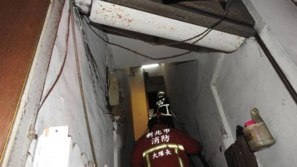 资料图：新北市中和区发生纵火案，地点是违法改装隔间的老旧公寓。（英国广播公司网站）