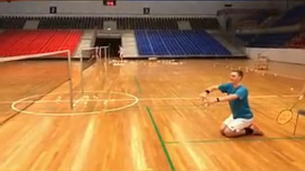 丹麦名将安赛龙跪地发球调侃新规。截屏图