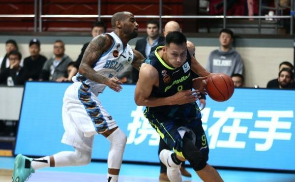 马布里和易建联的交手是CBA经典。