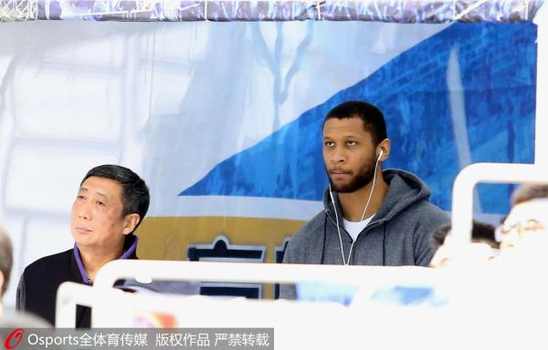 莫里斯坐了一个赛季的板凳