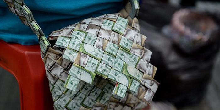 委内瑞拉通胀严重货币贬值 民众将纸币制成小