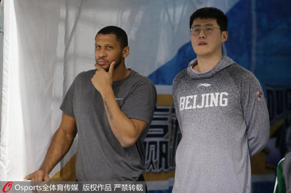 莫里斯默默观看比赛