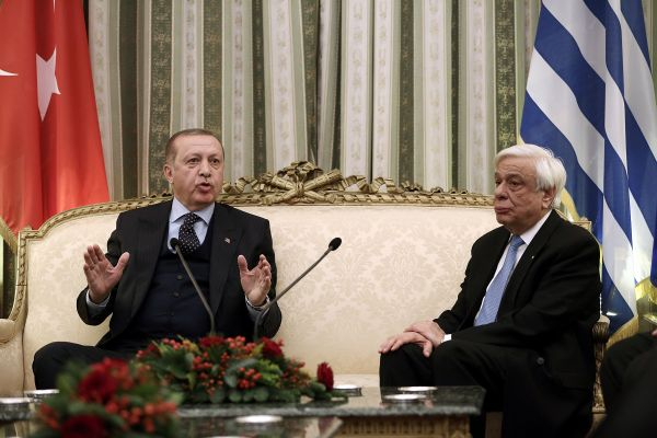 希腊总统帕夫洛普洛斯（右）7日在雅典会见土耳其总统埃尔多安（路透社）