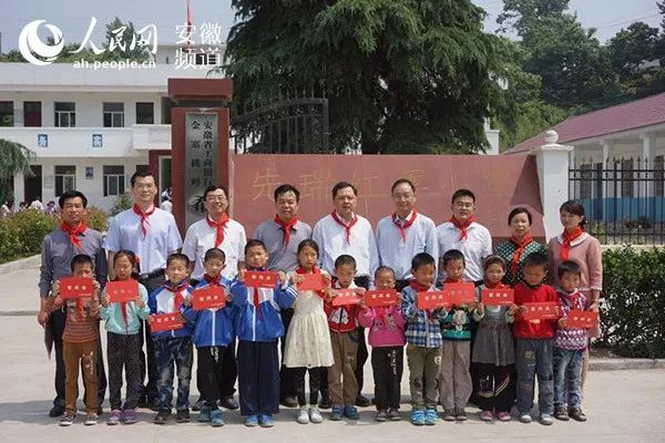 △苏明娟（后排右一）参加桃岭希望小学公益活动，