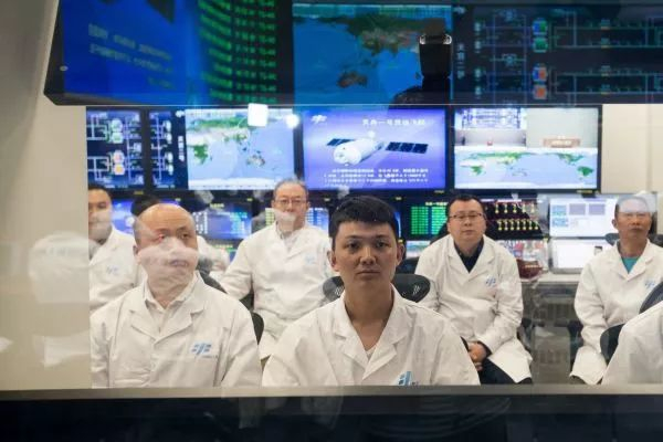 　　▲4月27日，天舟一号飞行任务取得圆满成功。图为在分控制室内，工作人员观看指挥控制大厅大屏幕。（新华社）