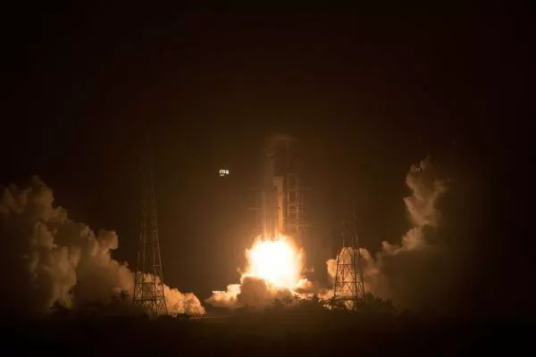 　　▲4月20日19时41分，搭载着天舟一号货运飞船的长征七号遥二运载火箭，在我国文昌航天发射场点火发射。（新华社）