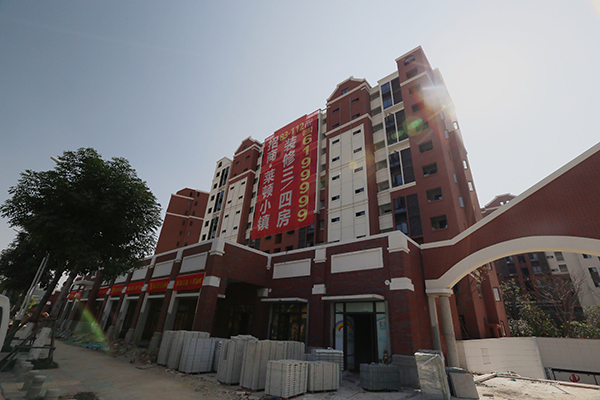 　　位于厦门集美区北部灌口镇的招商莱顿小镇楼盘，目前尾盘在售，预计2018年底交房。 澎湃新闻记者 刘畅 图