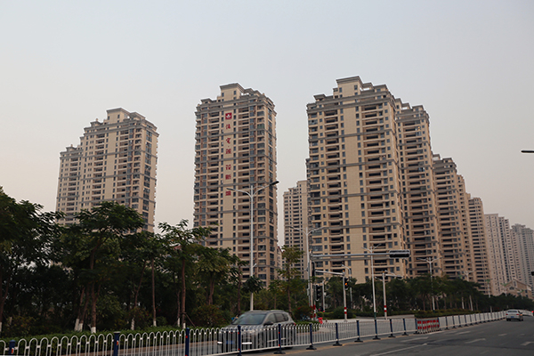 　　厦门集美新城核心区的莲花新城楼盘，人流稀少，办公商业都尚未兴旺，在售二手房基本为毛坯房。 澎湃新闻记者 刘畅 图