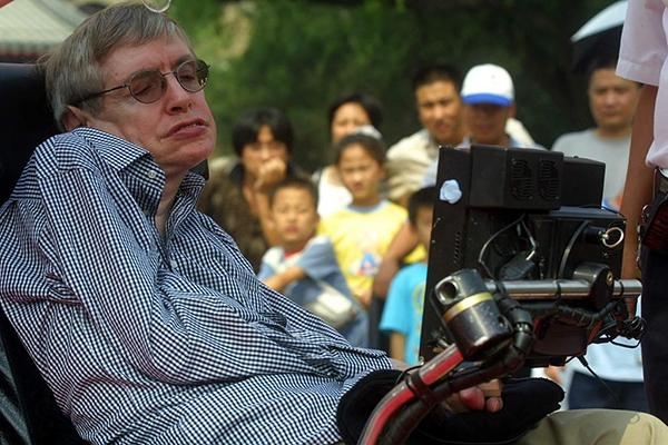 2002年8月21日，当今世界上最重要的广义相对论家和宇宙家斯蒂芬⋅霍金参观了北京八达岭长城。视觉中国 资料图