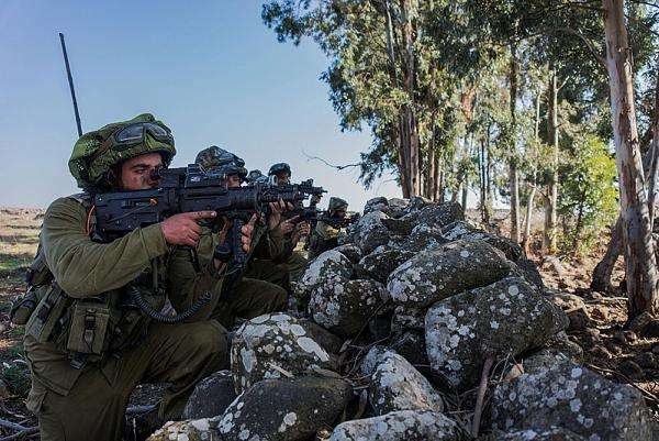 图为以色列陆军正在进行演习