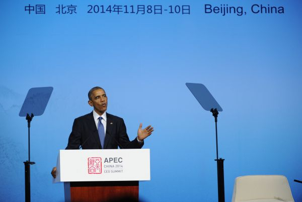 2014年11月10日，时任美国总统奥巴马在北京举行的APEC工商领导人峰会上作主旨发言。（新华社）