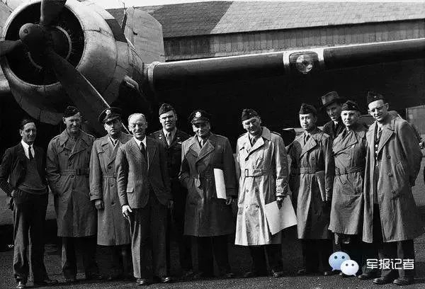 　　△钱学森（图右四）随冯·卡门率领的美国国防部科学咨询团一行36人飞赴战火纷飞的纳粹德国进行考察。