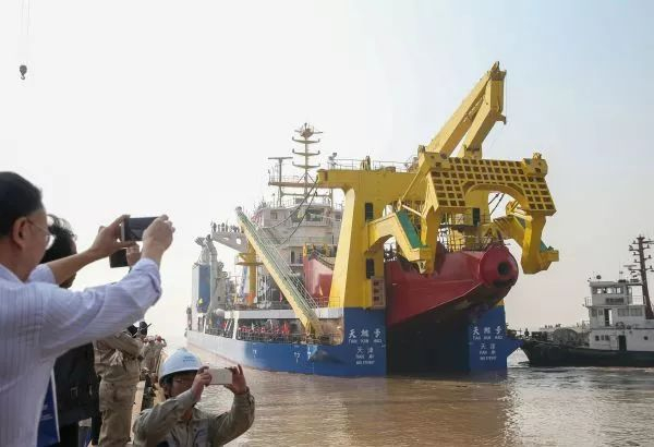 ▲11月3日，“天鲲号”成功下水。（新华社）