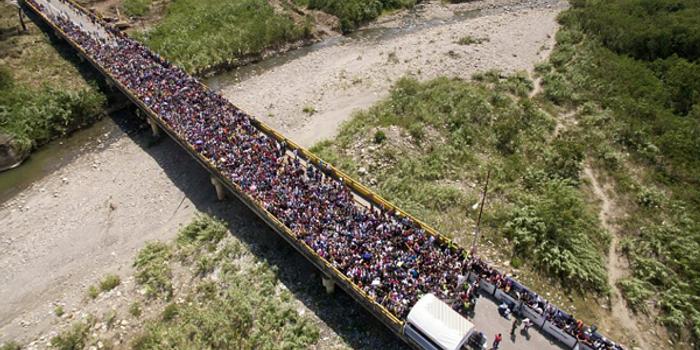委内瑞拉国内状况危急 大批难民欲过桥到邻国