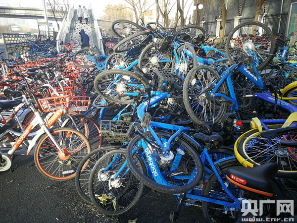 八王坟东站附近，废弃的共享单车