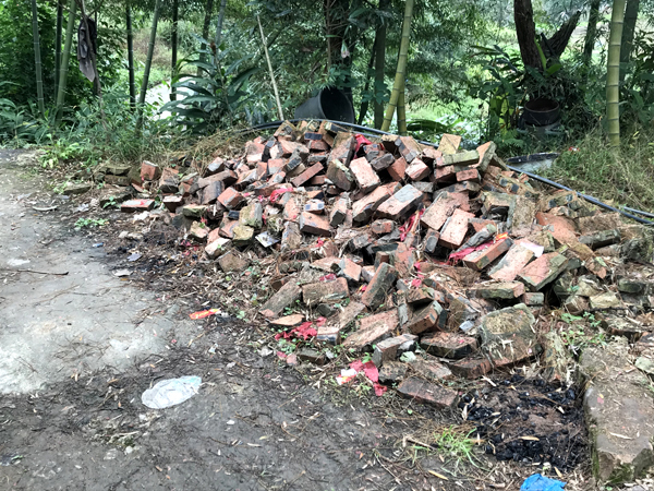 叶巧英在屋门前服下农药。 &nbsp;本文图片均为澎湃新闻记者 沈文迪 图（除署名外）