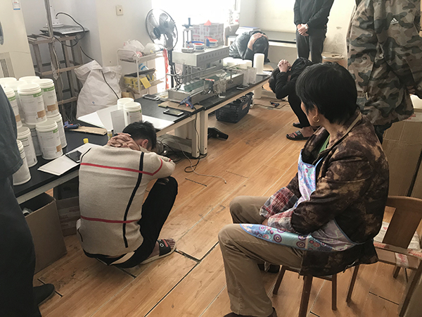 2017年11月1日，苏州市公安局吴中分局端掉假康宝莱生产窝点。本文图片 警方提供