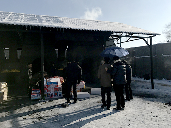2018年1月13日，追悼会结束，遇难学生火化后家属祭奠。 澎湃新闻记者 张维 图