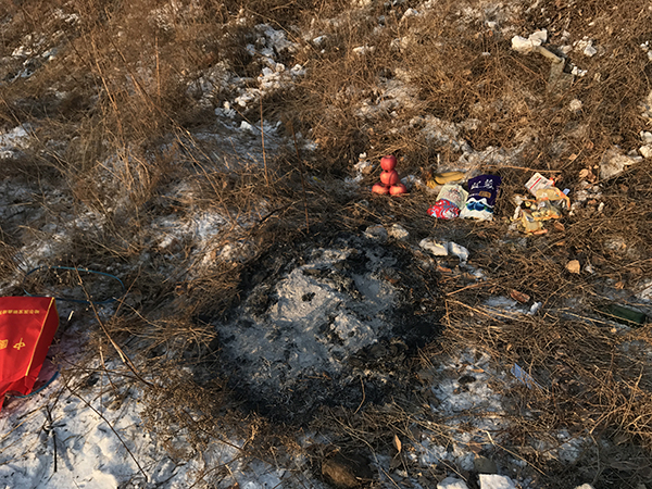 2018年1月6日，遇难学生父母在事发地祭奠他们。澎湃新闻记者 张维 图