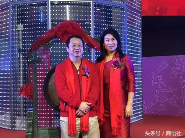 周鸿祎携夫人胡欢敲钟，网友评价：远看像董明珠，近看像金星