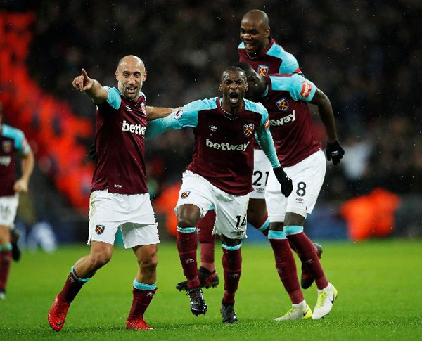 　　在2017-2018赛季英格兰足球超级联赛第21轮一场补赛中，托特纳姆热刺队主场以1比1战平西汉姆联队。西汉姆联胸前广告就为博彩公司。