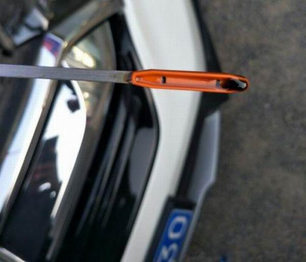 　　不少CR-V车主反映，行驶一段时间后，机油量会从正常量变为超过标尺的最大刻度（上图橙色塑料块左边为最大刻度、右边为最小刻度）