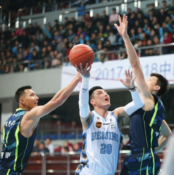 翟小川突破上篮。