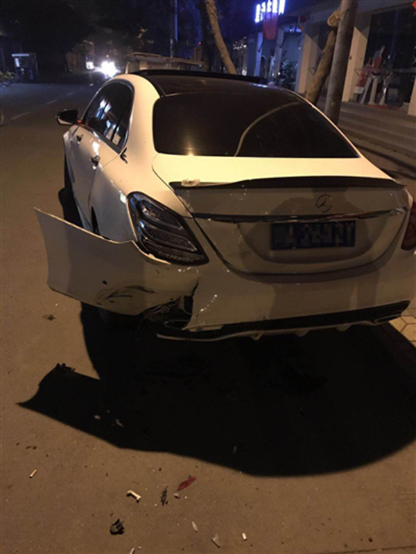 被撞坏的奔驰车。 成都商报 图