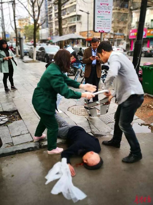 耄耋老人不慎摔倒 随手公益救人性命