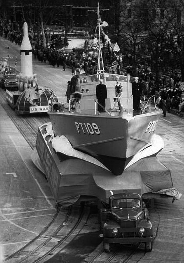  肯尼迪在阅兵式上展示自己曾指挥过的鱼雷艇