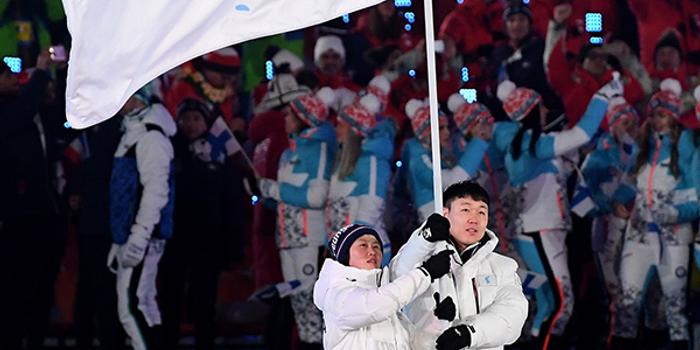 平昌冬奥丨朝韩体育代表团开幕式举朝鲜半岛旗共同入场