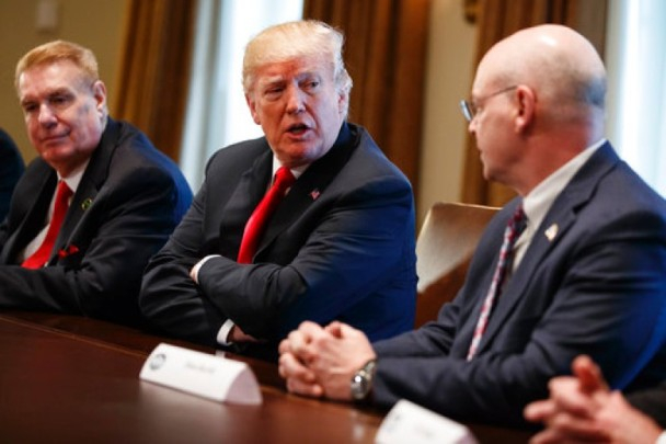  特朗普（中）表示措施将令美国制造业回复生机。（美联社）