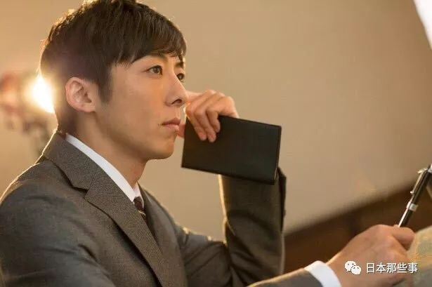 这位秘书看上去酷酷的，经常面无表情地发表吐槽，也是非常闷骚了。