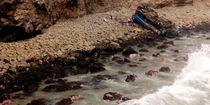 秘鲁大巴坠崖致25死 事发路段被称为魔鬼曲线