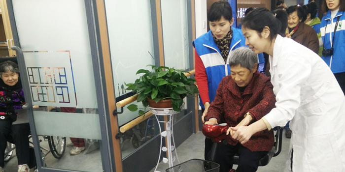 吗 两会代表委员建议:全国推广"独生子女照料陪护假" 每经记者 张钟尹