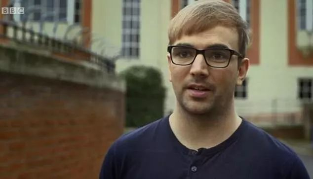 ▲亚历克斯·摩根在BBC纪录片中讲述自己的经历。图据《每日邮报》