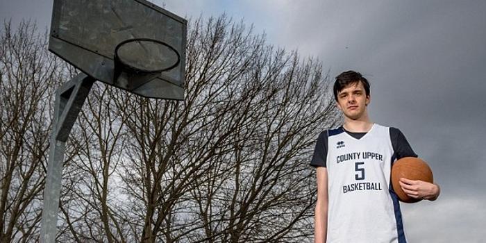 英16岁男孩身高2.2米 打破同龄段世界记录