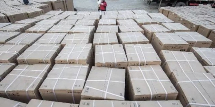 村主任刘强东的新年祝福:十几车年货送进村