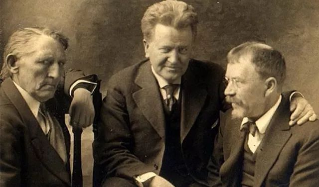 　　美国著名记者林肯·斯蒂芬斯（LincolnSteffens，右），与威斯康星州共和党参议员罗伯特·拉福莱特（中），美国海事劳工组织领袖安德鲁菲吕塞特。